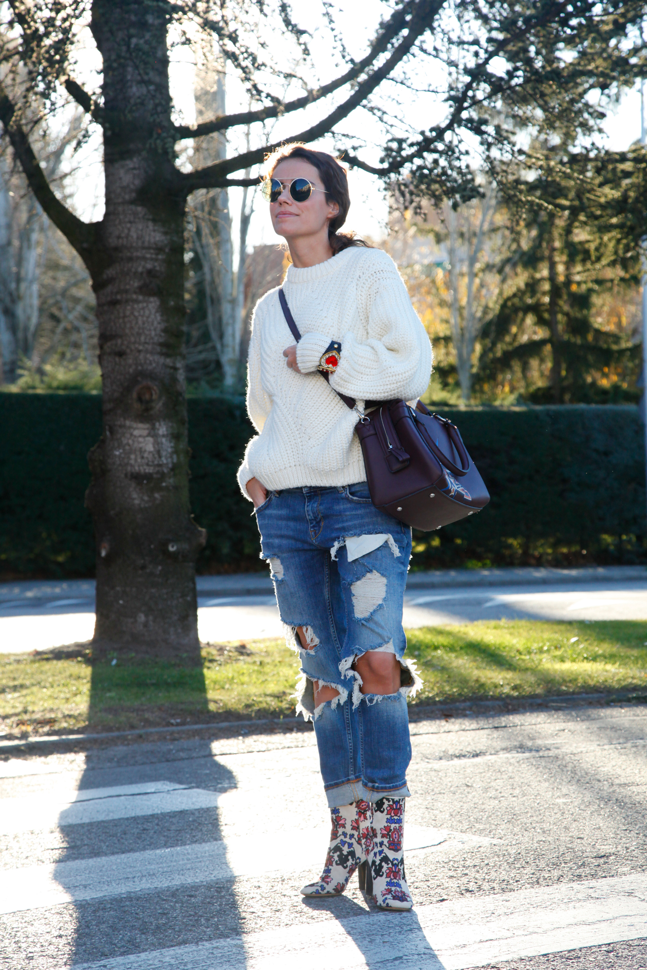 white booties, white ankle boots, ss16, isabel marant, casual look, ripped jeans, cool lemonade, fashion blog