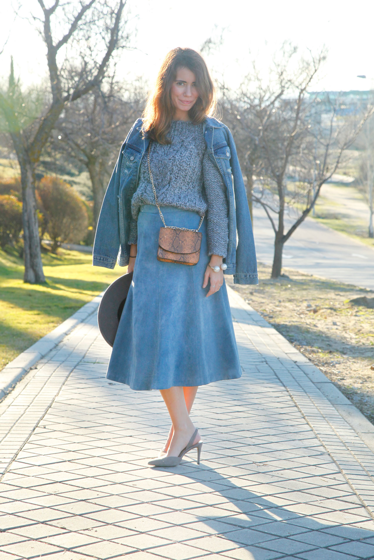 serenity_look-suede_skirt-polinetmoi-asos-grey_and_baby_blue_streetstyle_outfit_boho-cool_lemonade