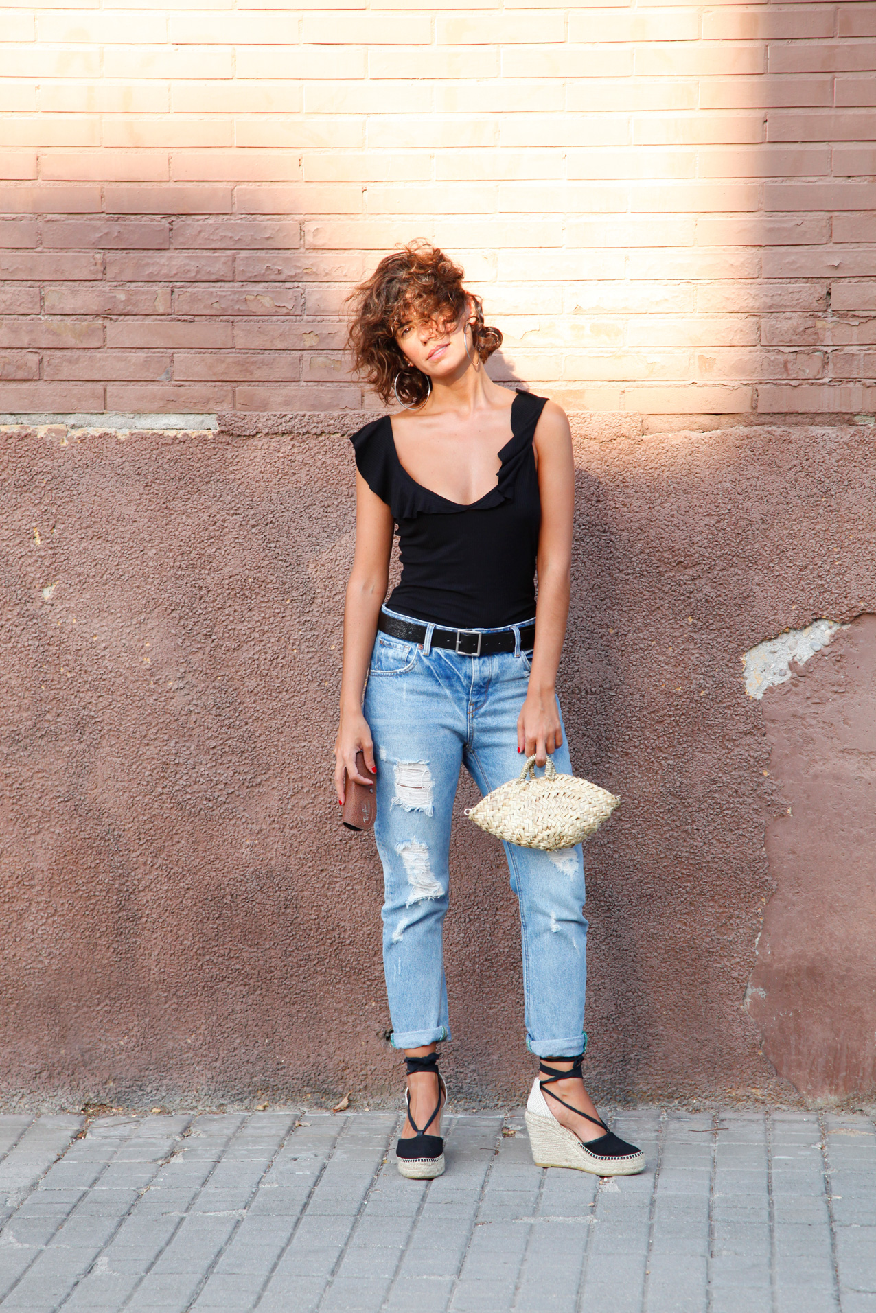 mom_jeans-black_shirt-basics-cool_lemonade-streetstyle-look